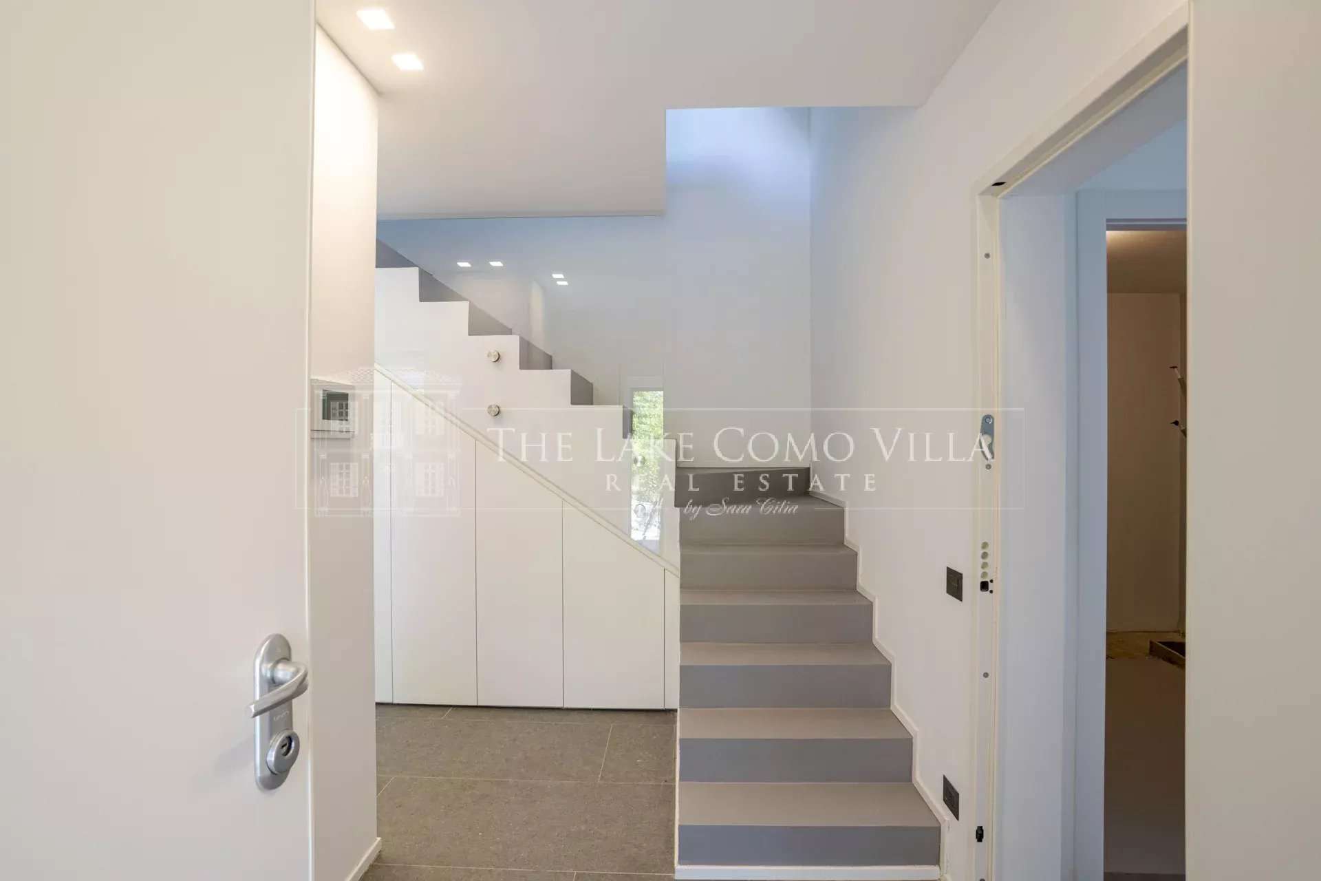 fa563bb618b9a3f54c4886925a155ecb_c56b551e83_1920-original Torno-Modern Villa with Lake View and Private Pool