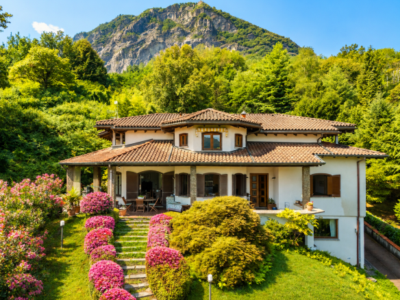 Exclusive residence overlooking the lake