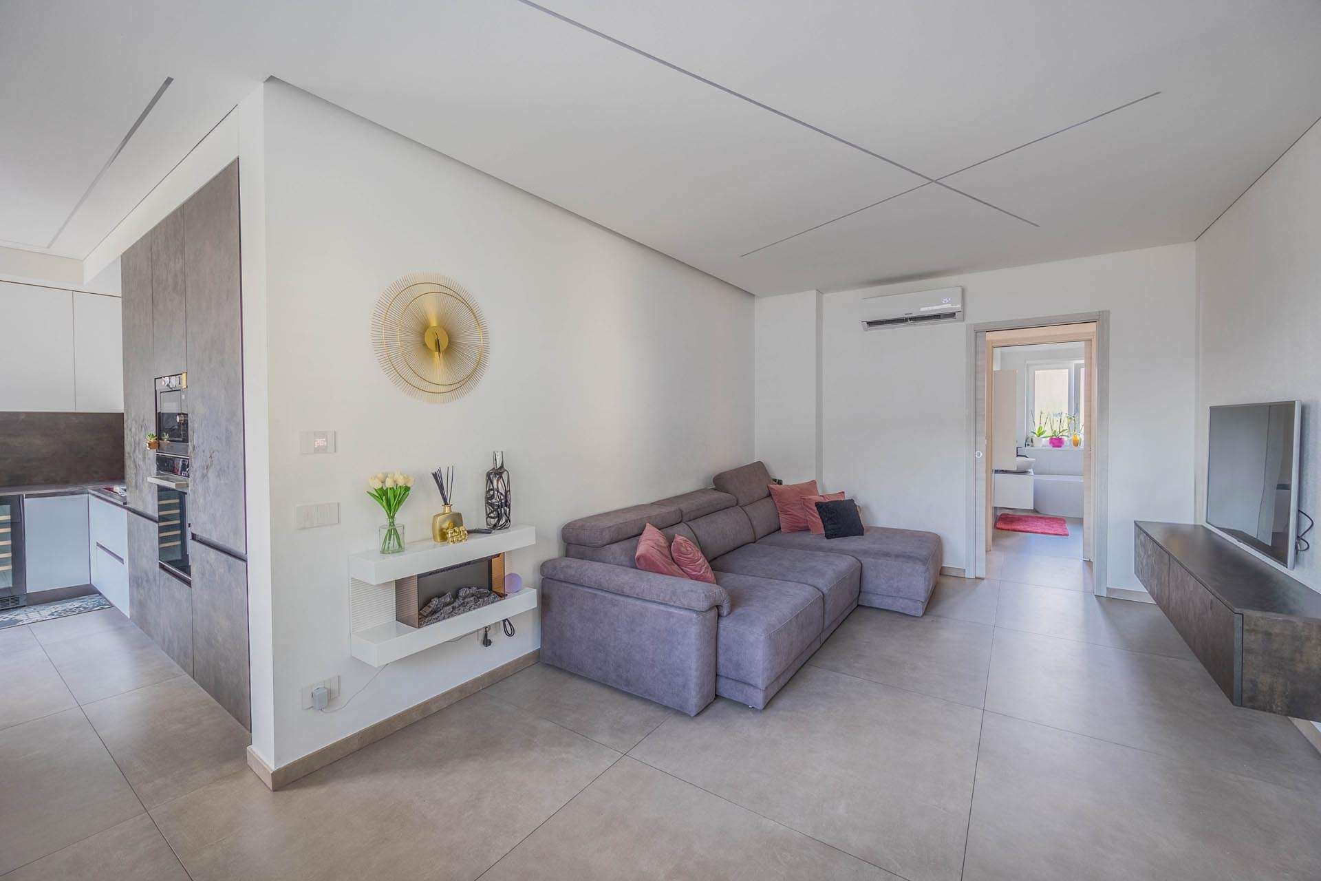 00_oKaY7mY Four Room Apartment – Laives
