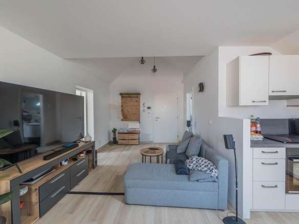 Three Room Apartment – Laces