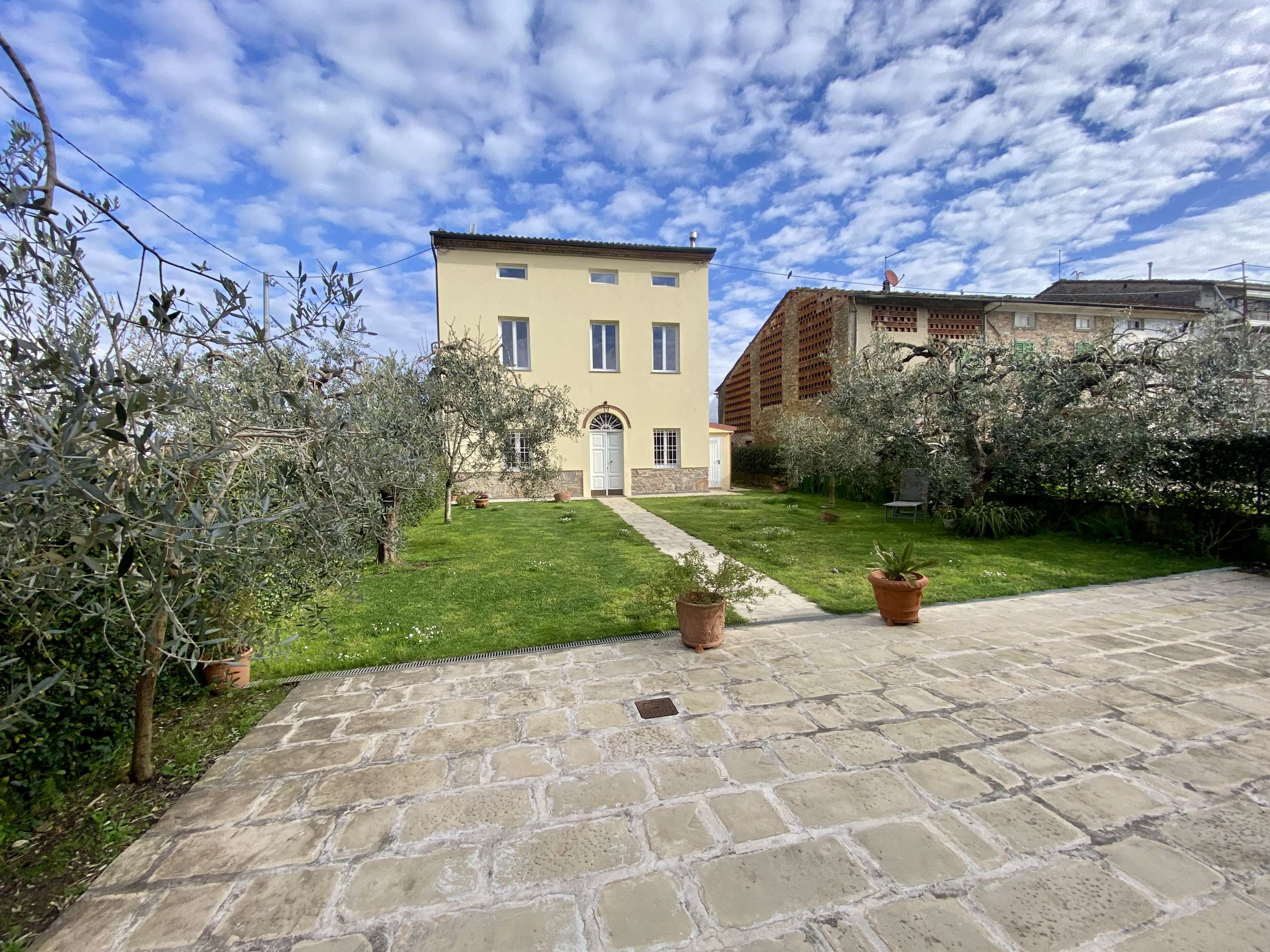 05_OY2II3y Villa – Capannori