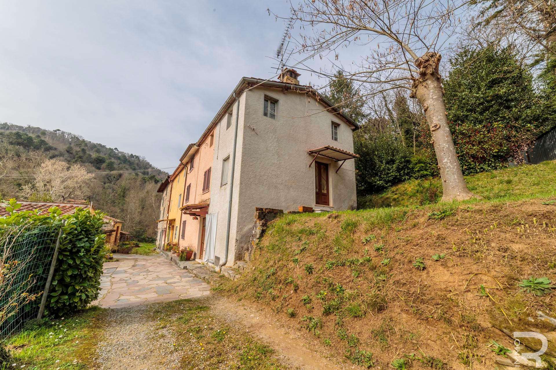 05_bR3vtYV Row house – Camaiore