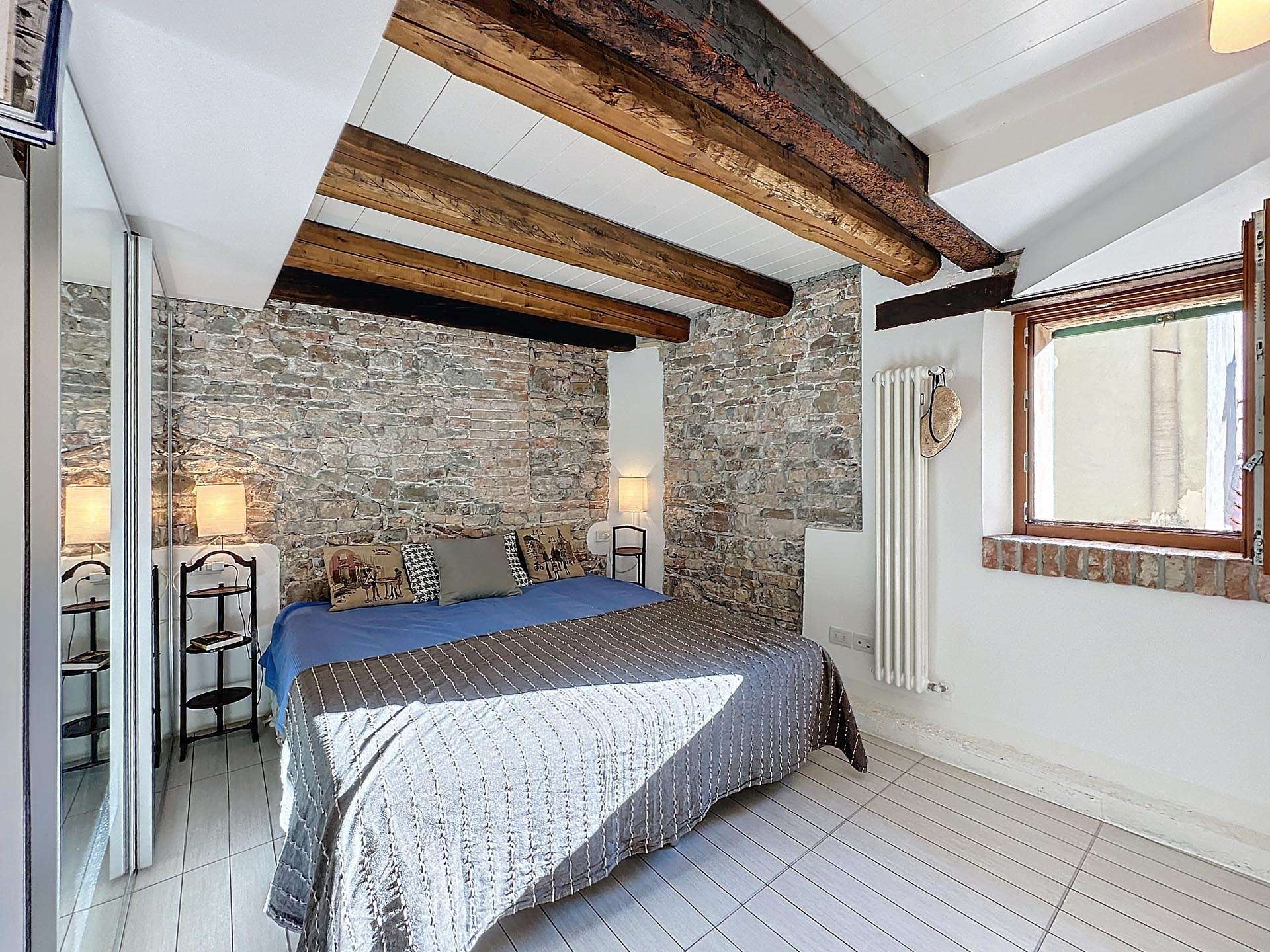 06_o74mbXU Three Room Apartment – Grado