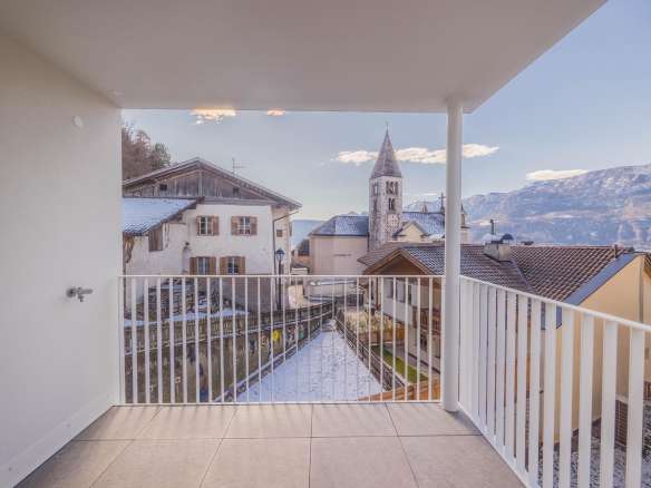 Four Room Apartment – Montagna