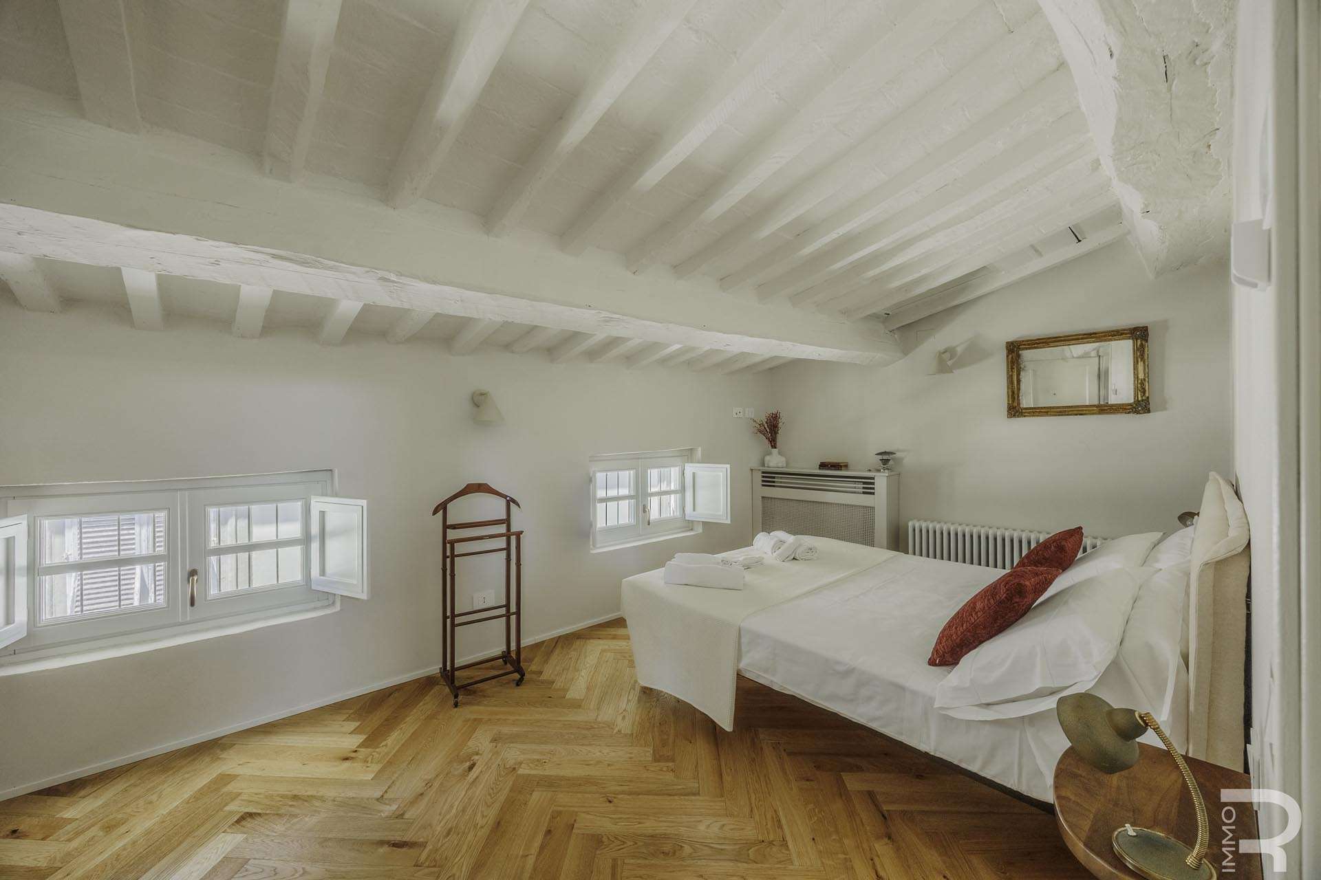 07_rT7O6c7 Three Room Apartment – Lucca
