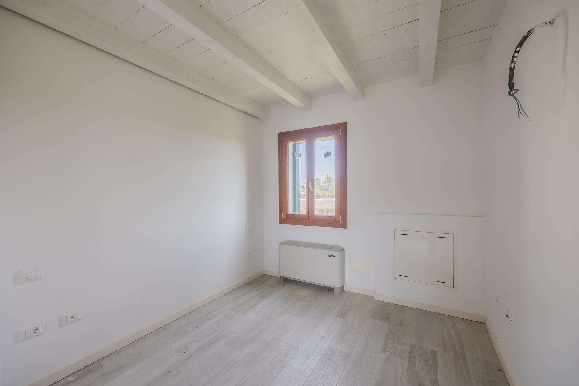 07_v5j0Wll Three Room Apartment – Venice