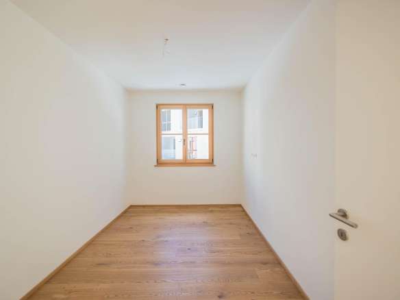 Four Room Apartment – Montagna