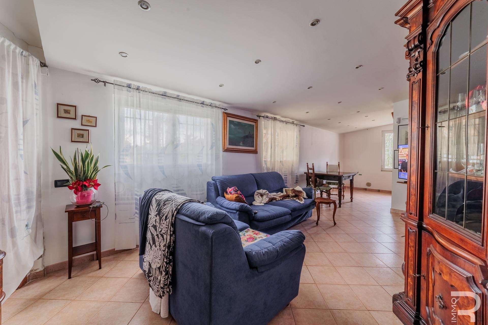 17_HKeEq6R Villa – Livorno